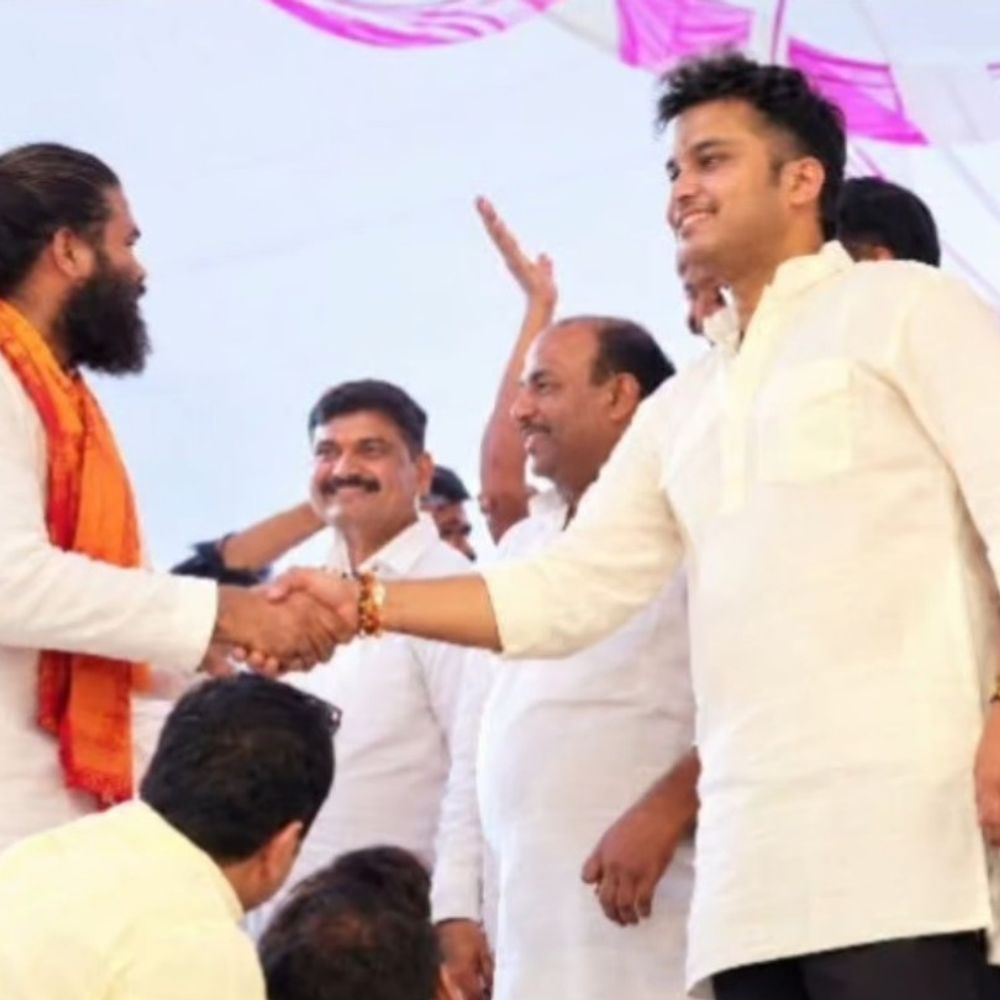 झांसी में सपा-भाजपा के धुर विरोधी परिवारों में दोस्ती:दीपनारायण के बेटे ने जवाहर राजपूत के बेटे से मिलाया हाथ, बोले- ये भगवान का दरबार है