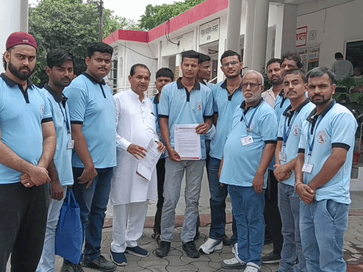 झांसी में मुकबधिरों का प्रदर्शन, जिलाधिकारी को सौंपा ज्ञापन:हर विभाग में अनुवादक की तैनाती की मांग, बस स्टाफ को भी साइन लैंग्वेज सिखाएं