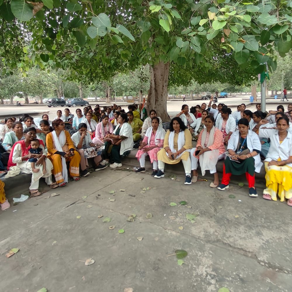 '24 घंटे काम वेतन मात्र ₹12 हजार':लखनऊ में ANM कर्मियों का प्रदर्शन, सरकार पर शोषण का आरोप लगाया, बोली- नोटा दबाने का समय आ गया