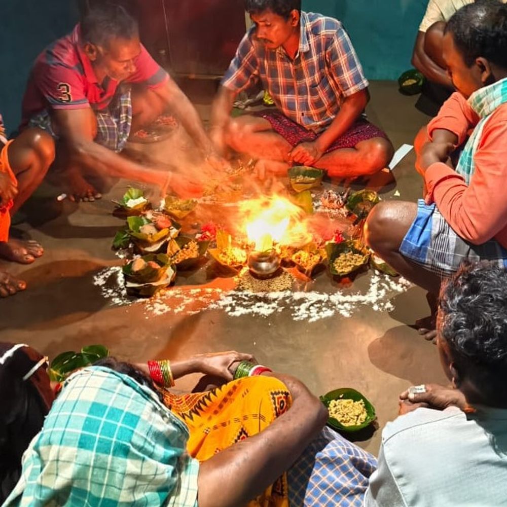 10 साल बाद ईसाई धर्म छोड़ समाज में लौटा परिवार:बस्तर में ग्रामीणों ने किया स्वागत, शुद्धिकरण करवाकर मूल धर्म में करवाई वापसी