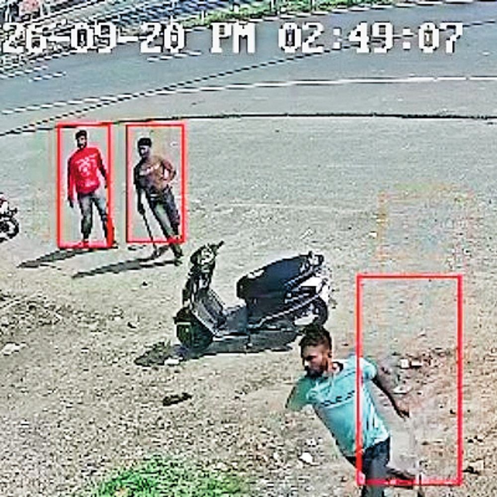 रास्ता छोड़ने को लेकर विवाद के बाद कृषि स्टोर में घुसकर तोड़फोड़, लैपटॉप ले गए 3 हमलावर