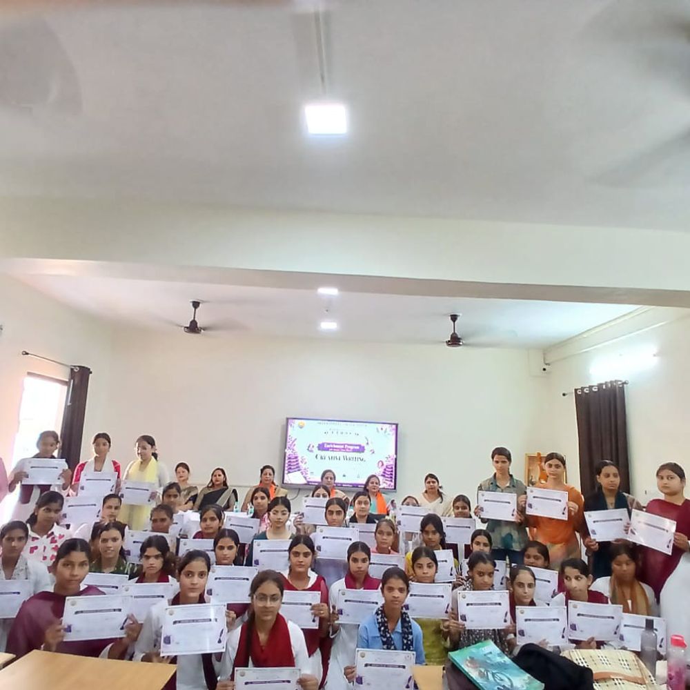 हापुड़ में 7 दिवसीय रचनात्मक लेखन कार्यशाला का समापन:छात्राओं को मिला कल्पना और मौलिकता से लिखने का मंच