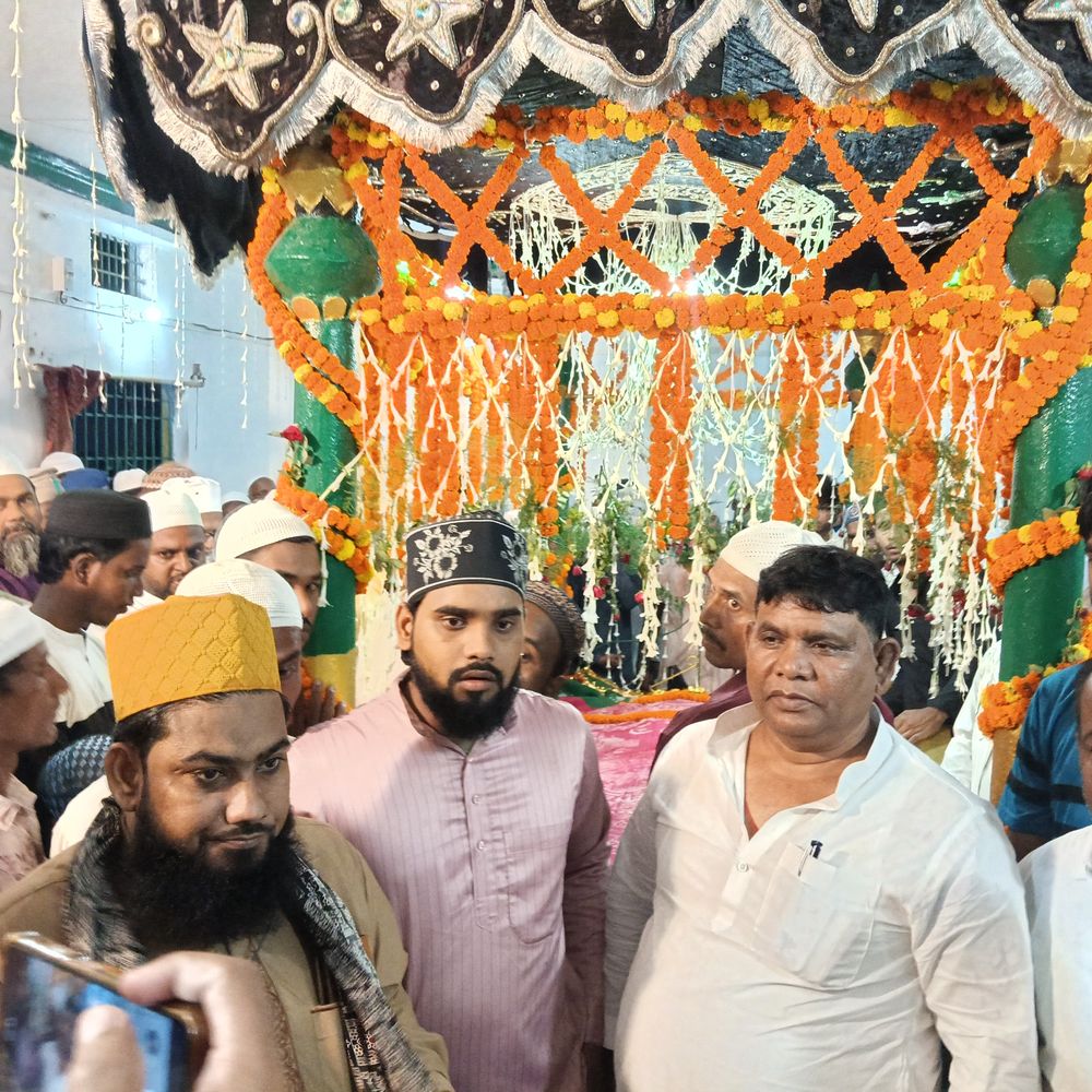 गाजीपुर में लगा मीर साहब का सालाना उर्स मेला:राजापाकर विधायक महेंद्र राम ने चादर चढ़ाई, सुरक्षा के लिए प्रशासन तैनात