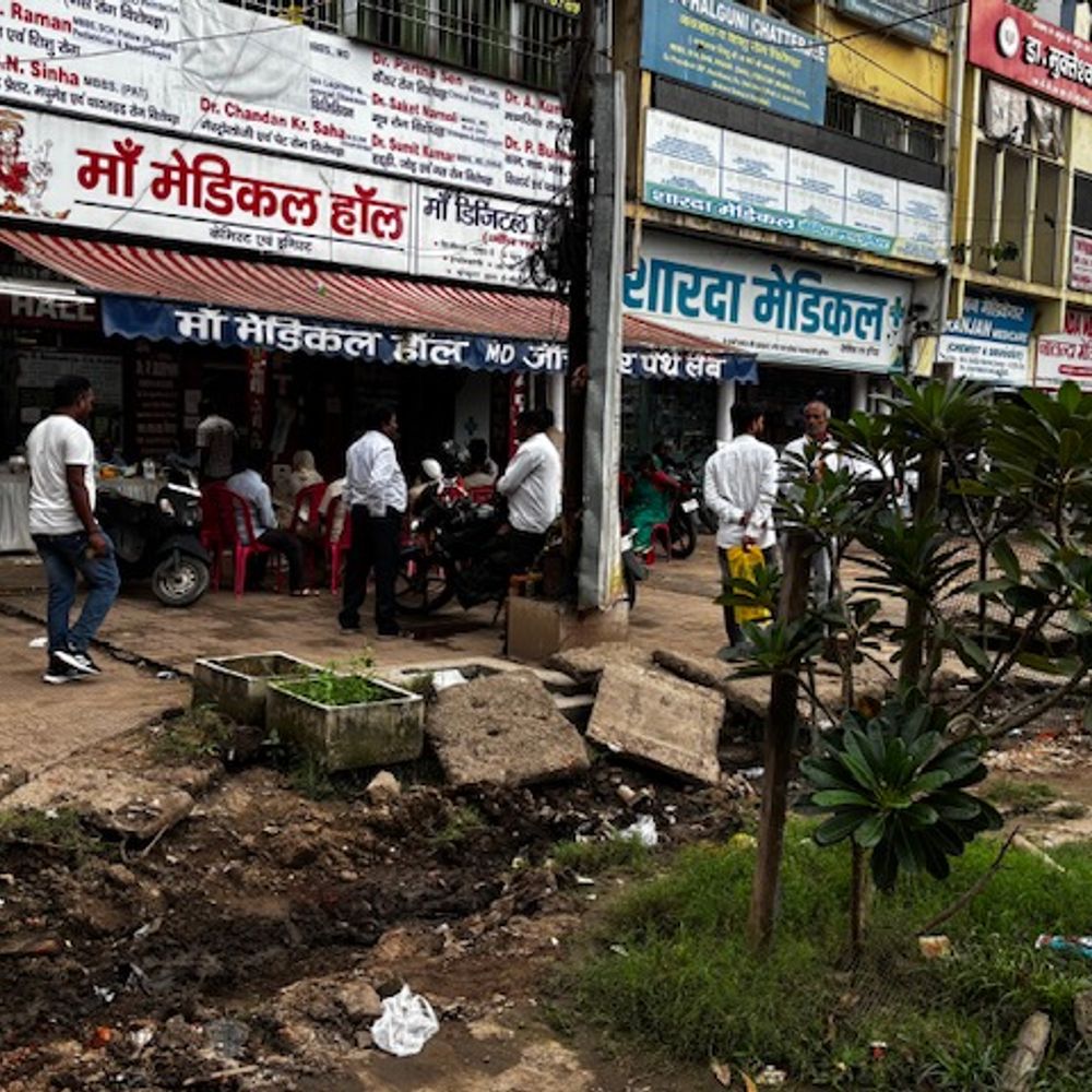 दो दशक बाद लक्ष्मी मार्केट की नालियों की हुई सफाई
