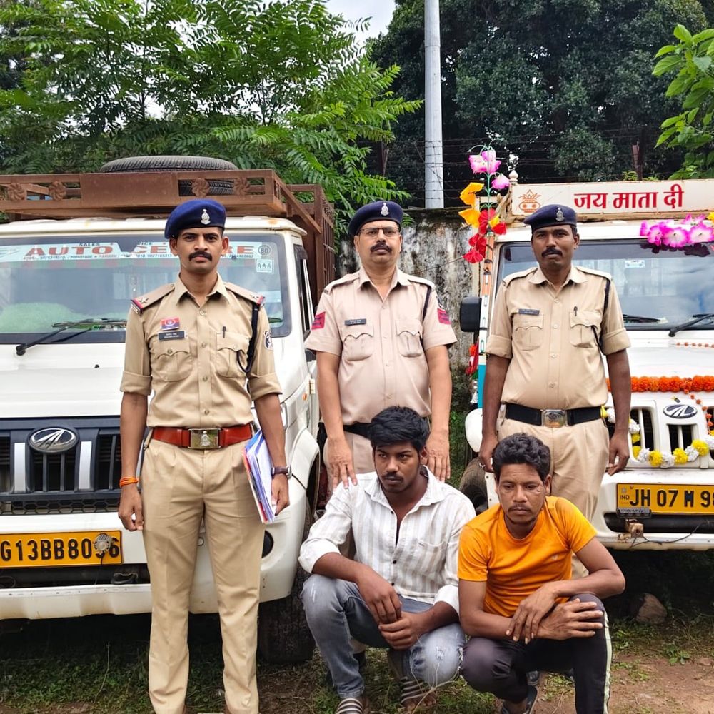 जशपुर में गोवंशों से भरे 2 पिकअप पकड़े गए:छत्तीसगढ़ से झारखंड जा रही थी खेप, 8 गोवंश मुक्त और दो तस्कर गिरफ्तार
