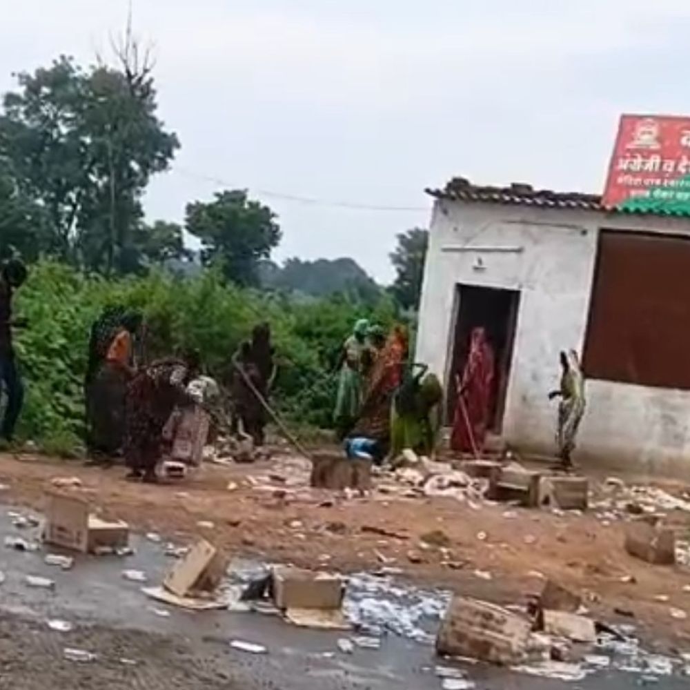 अशोकनगर में शराब दुकान पर महिलाओं का हमला:पेटियां तोड़कर सड़क पर फेंकी शराब, छात्राओं से छेड़छाड़ का आरोप