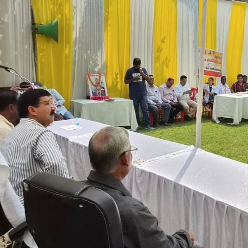 रामपुर में आयुर्वेद दिवस संगोष्ठी आयोजित:स्वास्थ्य तनाव प्रबंधन पर विशेषज्ञों ने नाड़ी परीक्षण पंचकर्म मर्म चिकित्सा समझाई