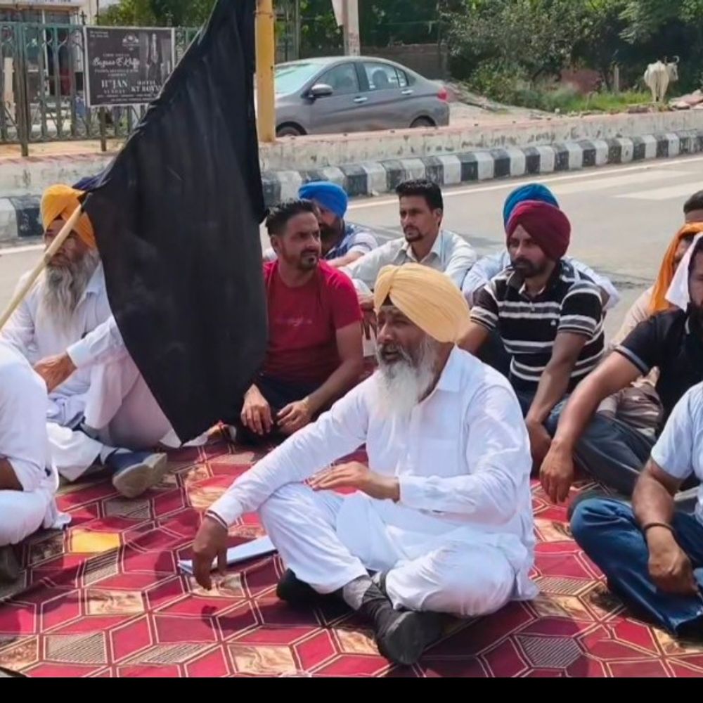 संगरूर में सीएम आवास के बाहर प्रदर्शन:21 सदस्यीय कमेटी ने लिया मोहनजीत को इंसाफ दिलाने का फैसला, हर रोज होगा प्रदर्शन
