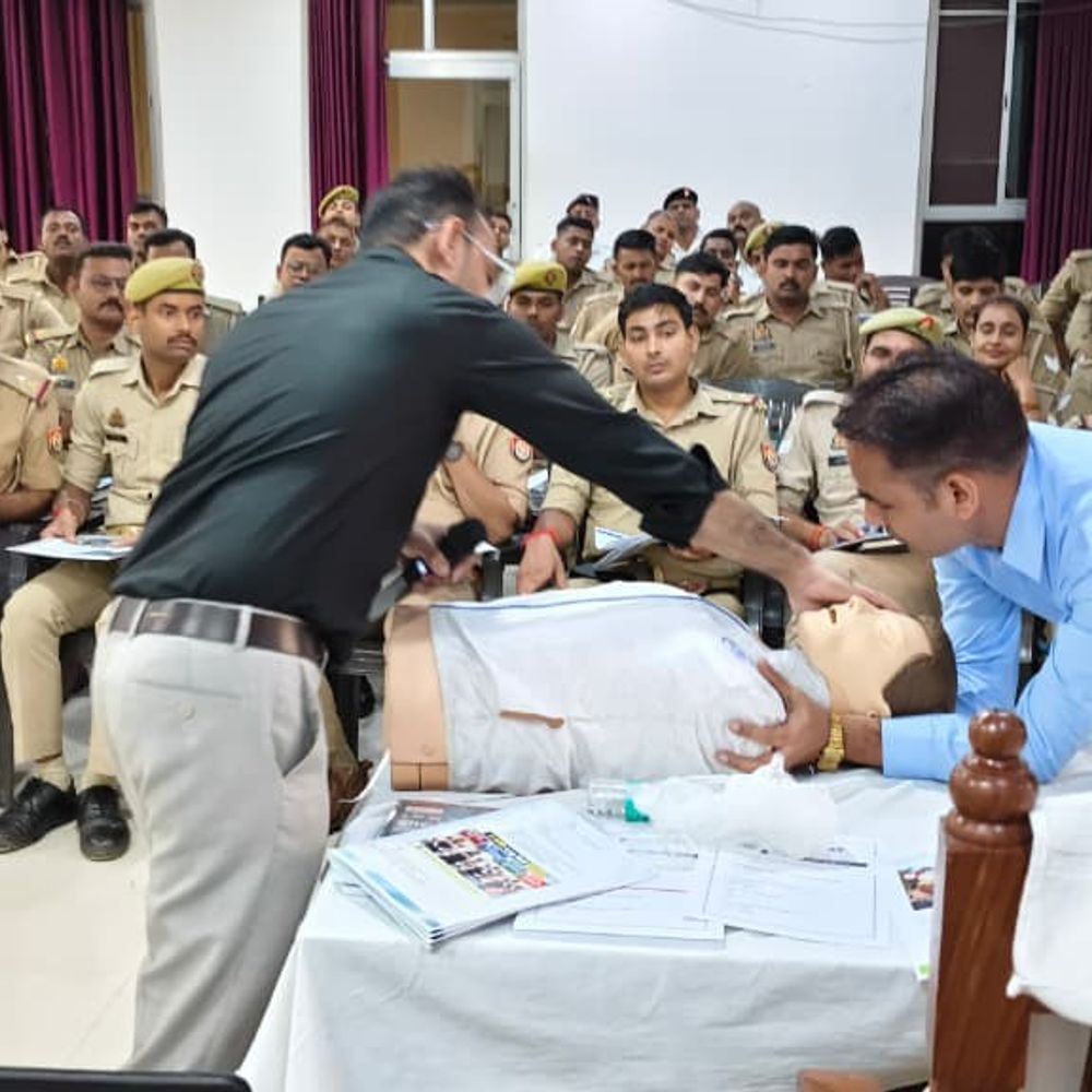 प्रतापगढ़ में पुलिस को सीपीआर प्रशिक्षण:सड़क हादसों में घायल को समय पर सहायता देने की जानकारी दी गई