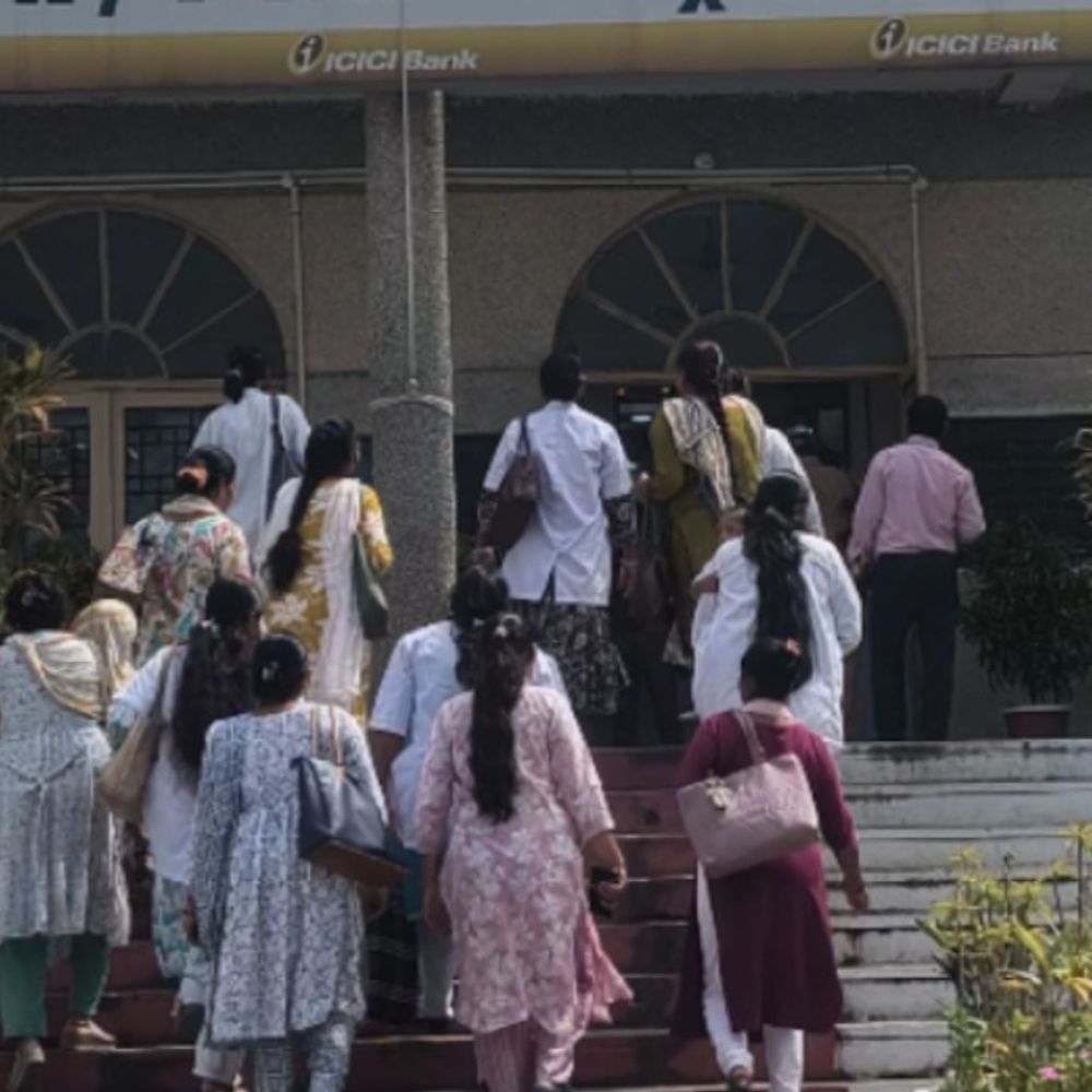 संविदा एएनएम ने की परमानेंट करने की मांग:समान काम के लिए समान वेतन मांगा, आंदोलन की चेतावनी