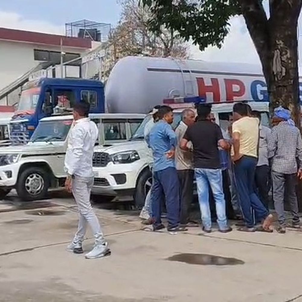 HP गैस प्लांट के 250-300 ट्रक चालक हड़ताल पर:उन्नाव में सिलेंडर सप्लाई प्रभावित होने का दावा, सप्लाई पर असर