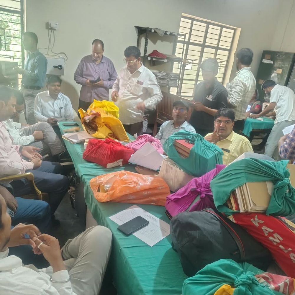 देवरिया में लेखपालों ने 150 अतिरिक्त हलकों का चार्ज छोड़ा:'एक वेतन, एक हल्का' सिद्धांत पर आरके कार्यालय में जमा किए बस्ते