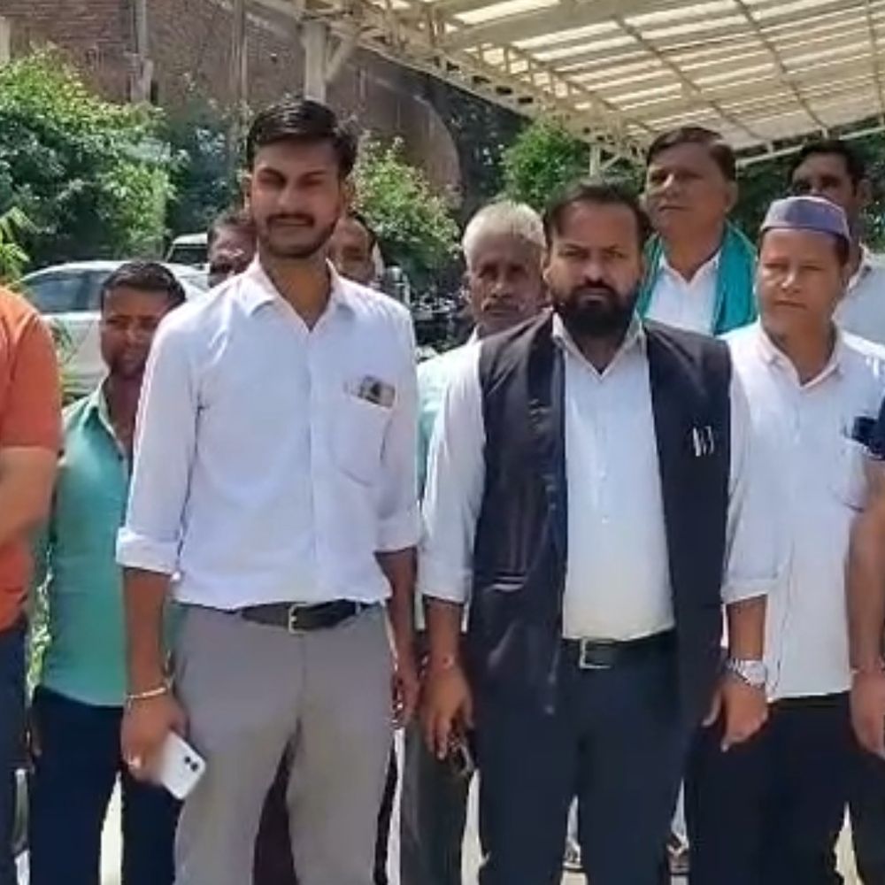 संभल में मिट्टी खनन में मनमानी वसूली का आरोप:व्यापारियों ने जिला मुख्यालय पर प्रदर्शन कर शिकायत की