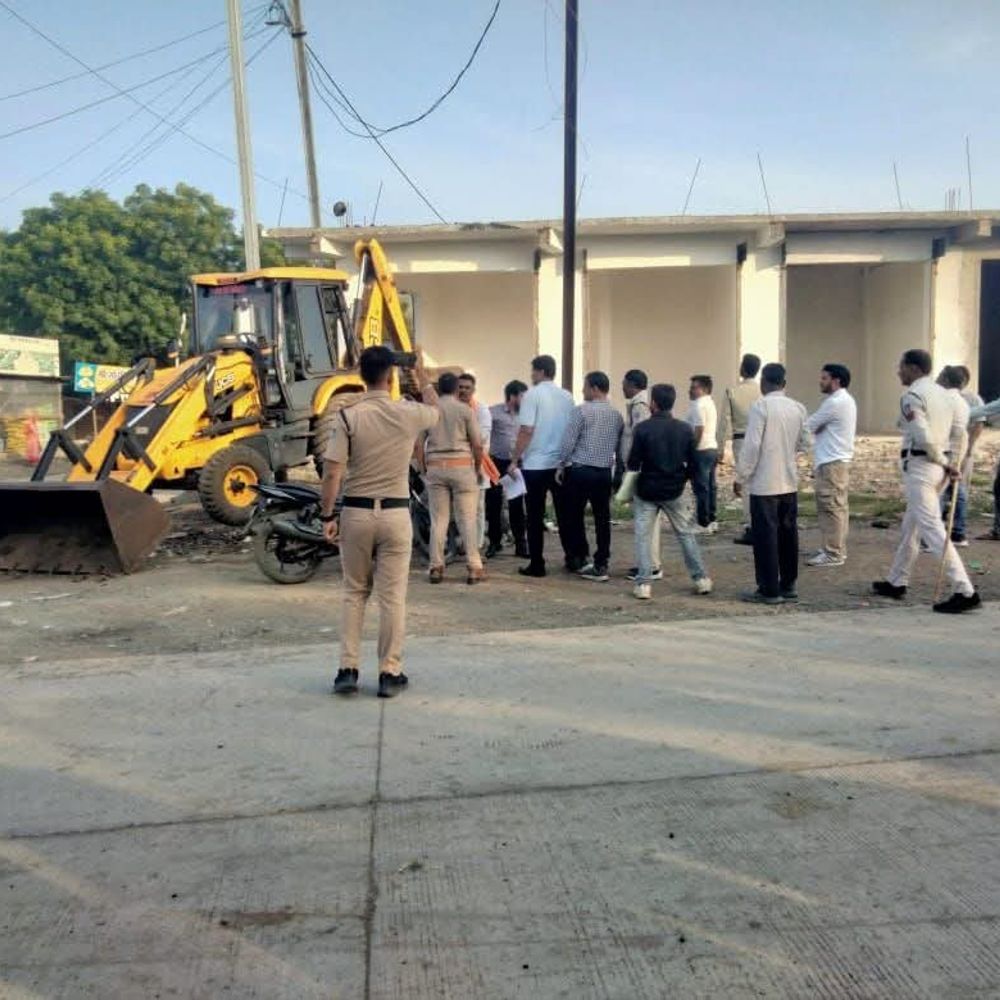 मंदसौर में सरकारी जमीन से पक्का अतिक्रमण हटाया:60 लाख की जमीन मुक्त; 5 JCB से 4 घंटे चली कार्रवाई