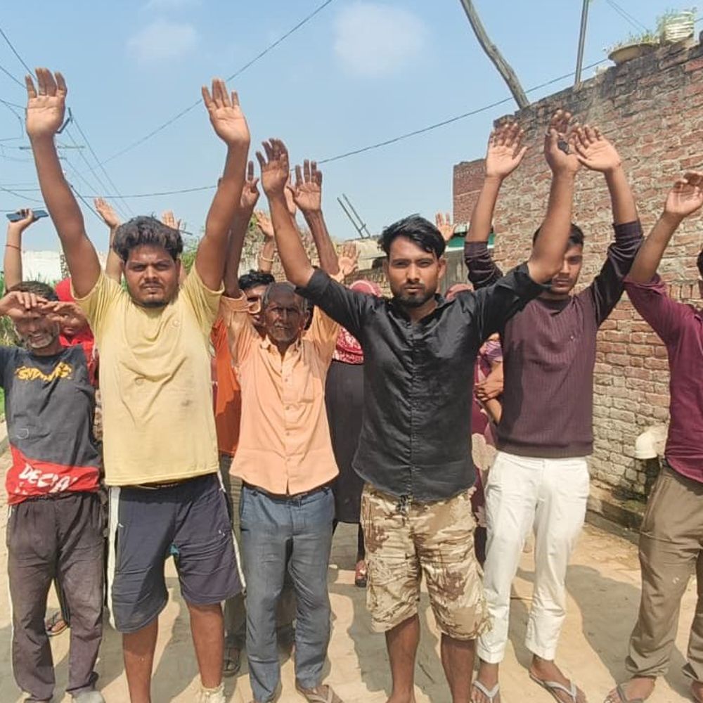 संभल में ओवरलोड ट्रैक्टर-ट्रॉलियों के खिलाफ ग्रामीणों का प्रदर्शन:बोले- भारी वाहनों से रास्ता खराब, महिलाओं-बच्चों की सुरक्षा को खतरा