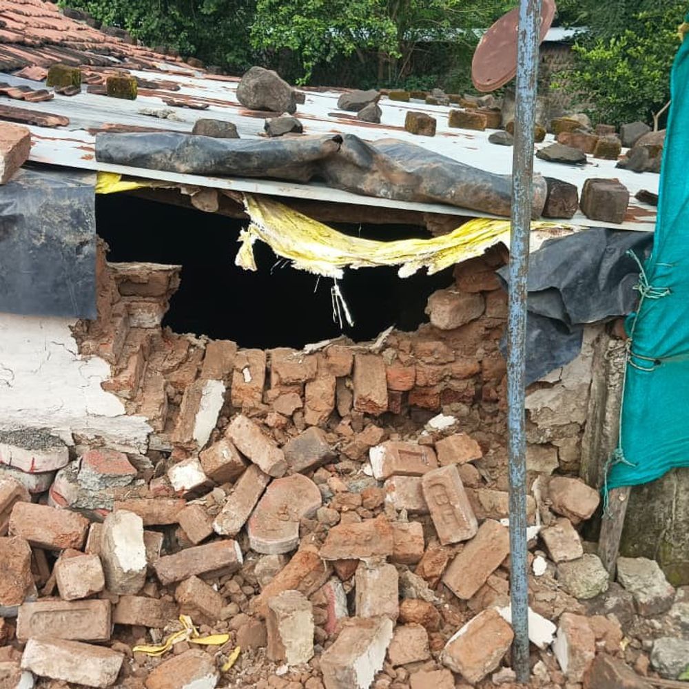 सीहोर में आंधी-बारिश में गरीब परिवार का मकान ढहा:  राशन और सामान भी खराब, रैन बसेरे में रहने को मजबूर – Sehore News