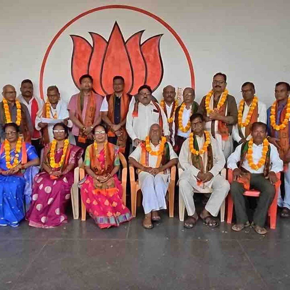 50 से ज्यादा रिटायर्ड शिक्षकों ने भाजपा जॉइन की:बीजापुर के अटल सदन में सम्मान कार्यक्रम हुआ, पीएम मोदी के कामों की तारीफ की
