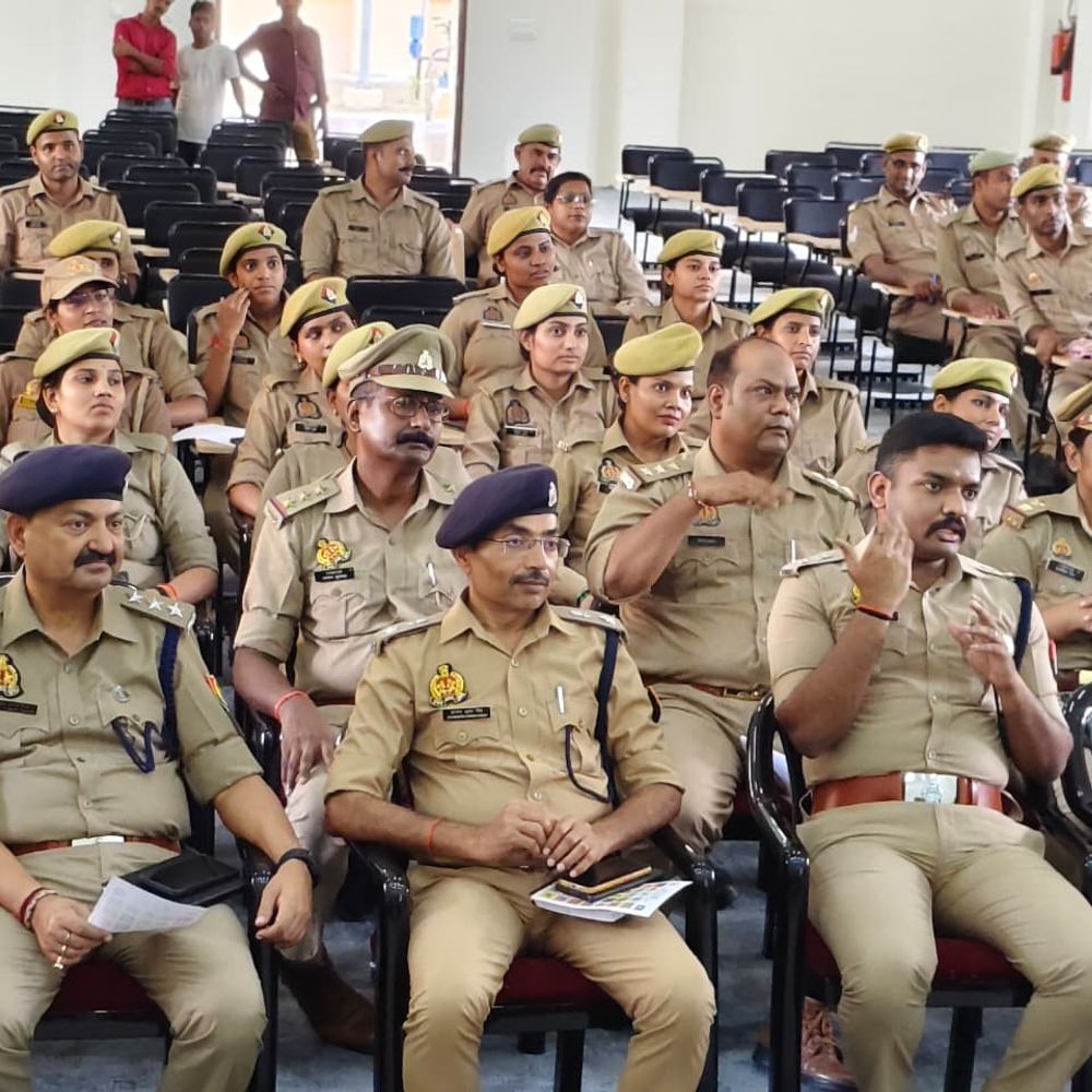 अमेठी में एक दिवसीय कार्यशाला में पुलिसकर्मियों ने सीखी सांकेतिक-भाषा:दिव्यांगों से संवाद आसान बनाने की पहल, विशेषज्ञों ने प्रैक्टिकल ट्रेनिंग दी