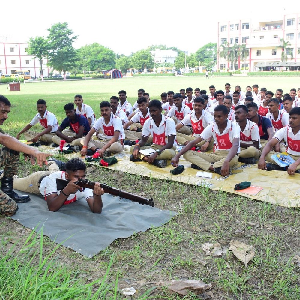 गोरखपुर में एनसीसी कैडेटों को सैन्य प्रशिक्षण:प्रतिकूल परिस्थितियों में टेंट लगाना और हथियार संचालन का अभ्यास कराया