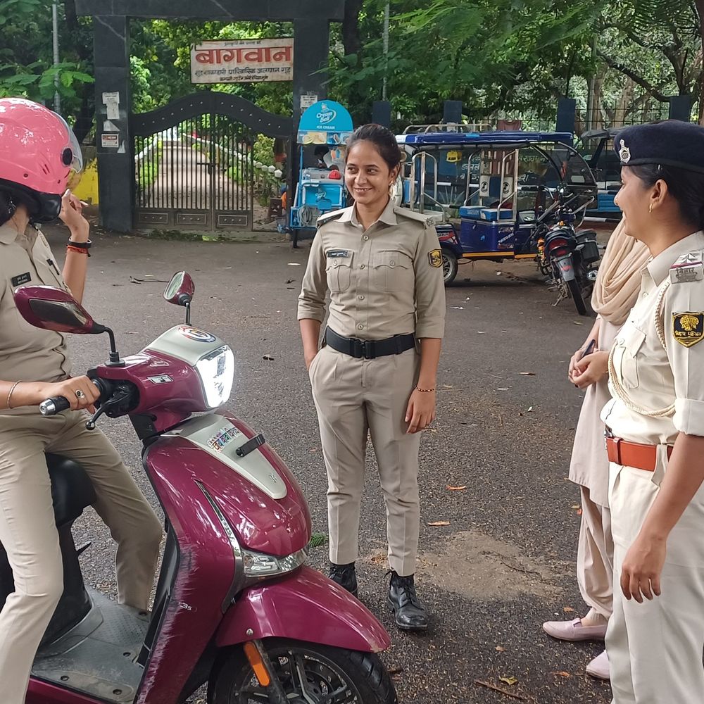 मुंगेर में पुलिस दीदी टीम ने महिलाओं को किया जागरूक:हेल्पलाइन नंबरों की जानकारी दी, छेड़खानी और साइबर अपराध से बचाव के टिप्स