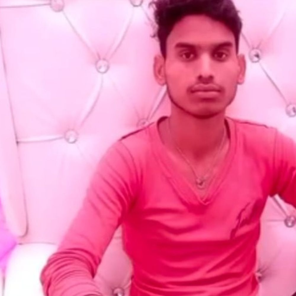 बाराबंकी में पेड़ से लटका मिला युवक का शव:पड़ोसी से पैसों को लेकर हुआ था विवाद, पिता ने लगाया हत्या का आरोप