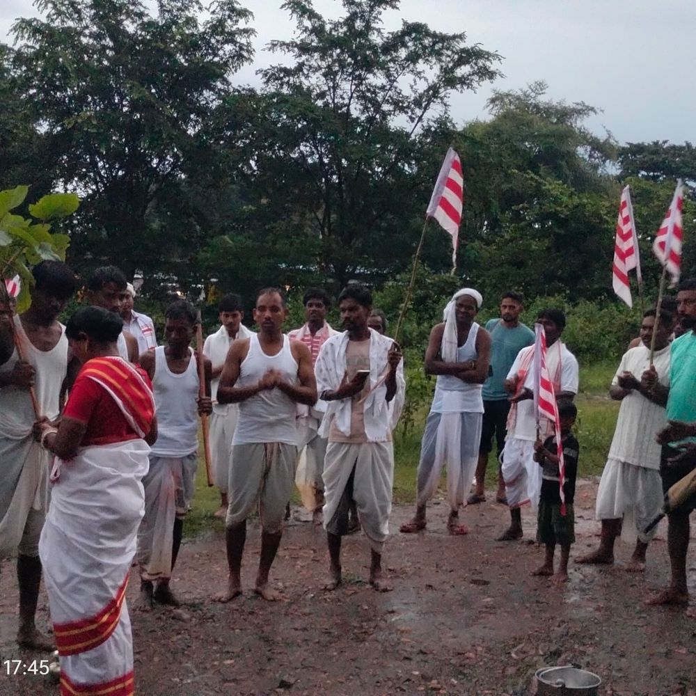 करम डाली गाड़ महिलाओं और पुरुषों ने मांदर की थाप पर किया रातभर नाच-गान