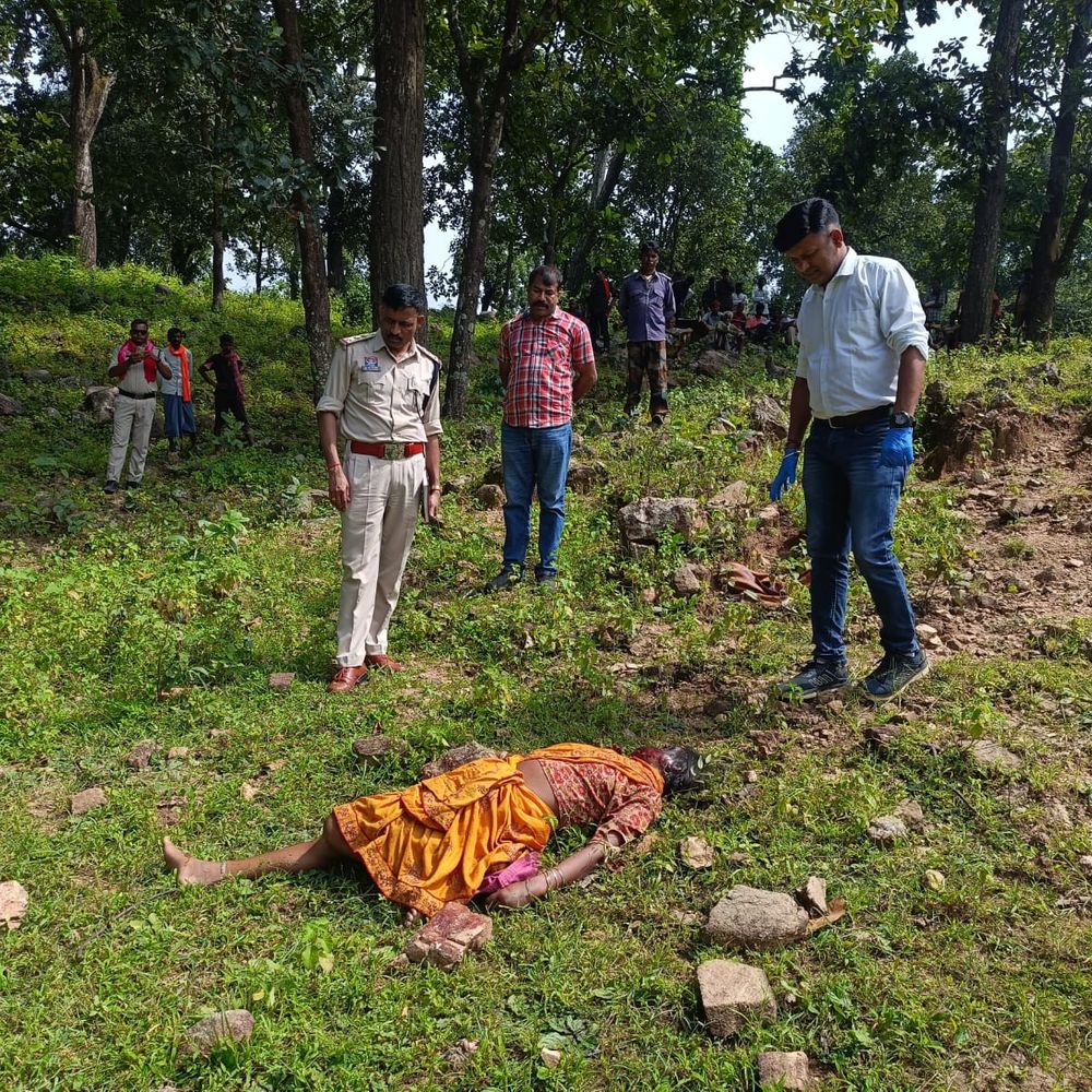 कोरबा में महिला की पत्थर से सिर कुचलकर हत्या:घर से 300 मीटर दूर मिली लाश, पति राजस्थान गए थे, खून से सना पत्थर जब्त