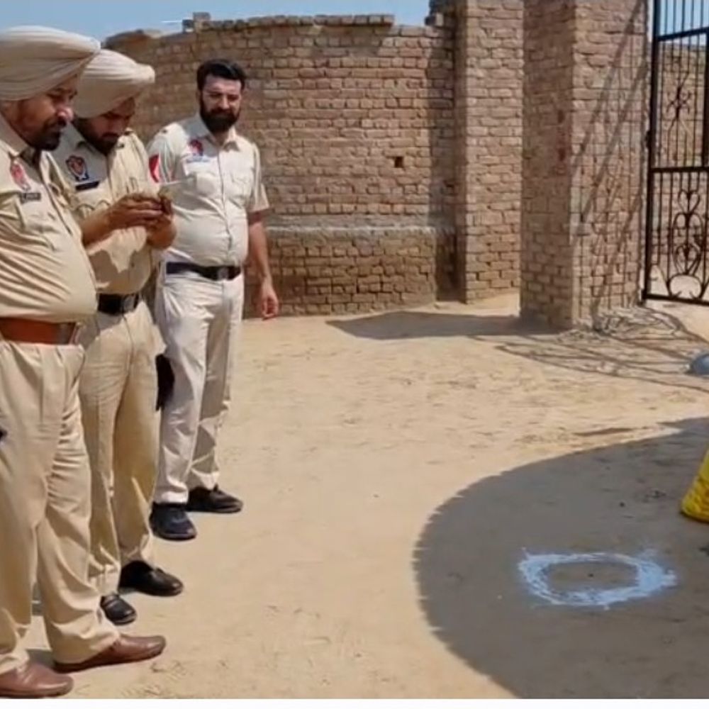 अबोहर में सरपंच के घर पर चलाई गोलियां:बाइक पर सवार होकर आए हमलावर, पुरानी रंजिश में फायरिंग, पुलिस कर रही तलाश