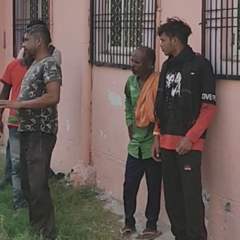 हाथरस में अज्ञात वाहन ने मजदूर को रौंदा:मौके पर ही मौत, सड़क किनारे पड़ा मिला शव