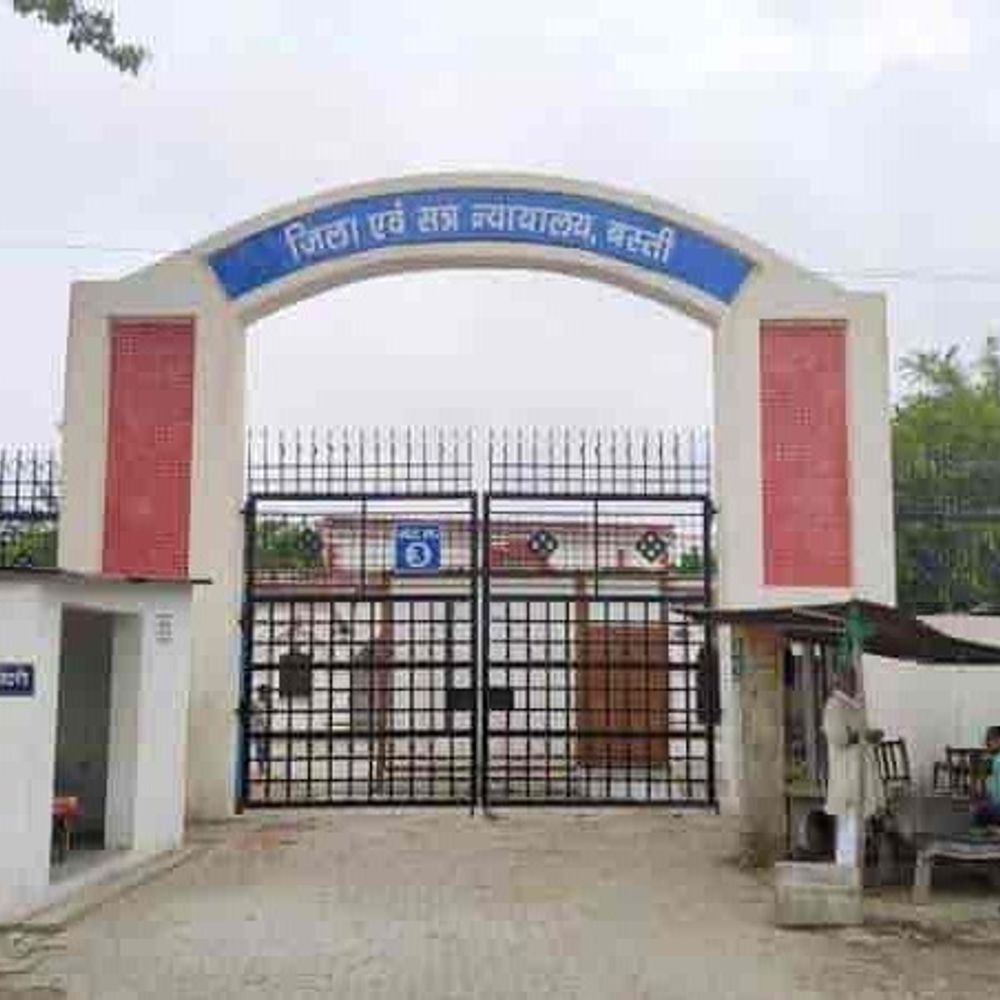 रिश्वत मांगने के आरोप में लेखपाल और प्रधान पर केस:बस्ती में रिपोर्ट लगाने के नाम पर 10 हजार रुपए मांगने का आरोप
