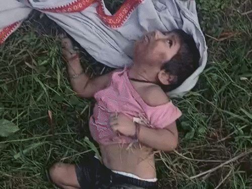 बिजनौर में महिला की गला दबाकर हत्या:शव खेत में जलाया, बगल में रोते मिली डेढ़ साल की मासूम, अस्पताल में भर्ती