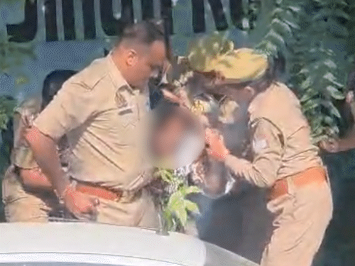 मेरठ SSP ऑफिस में महिला ने चाकू निकालकर हंगामा किया:बोली- रेप की धमकी मिली; नस काटकर जान दे दूंगी, इंस्पेक्टर ने पकड़ा