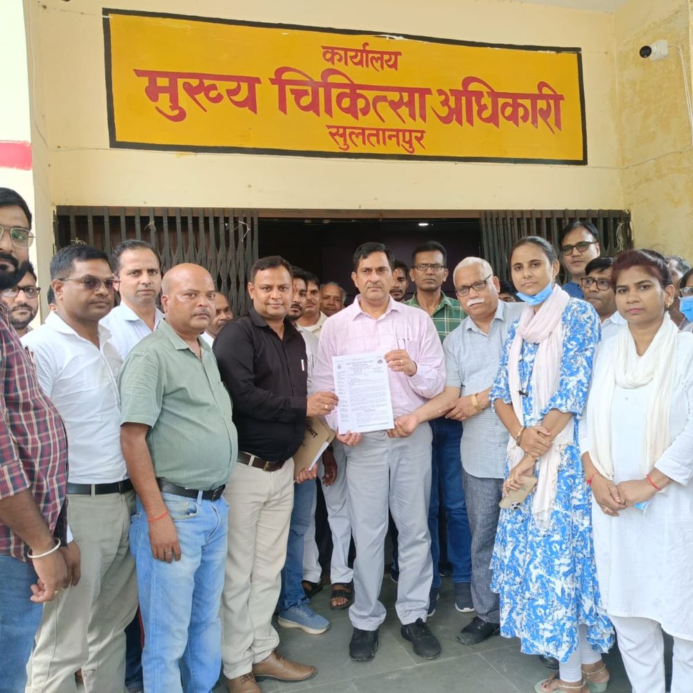एनएचएम संविदा कर्मचारियों ने डीएम-सीएमओ को सौंपा ज्ञापन:सुल्तानपुर में 8 अक्टूबर से काम बंद करने का ऐलान