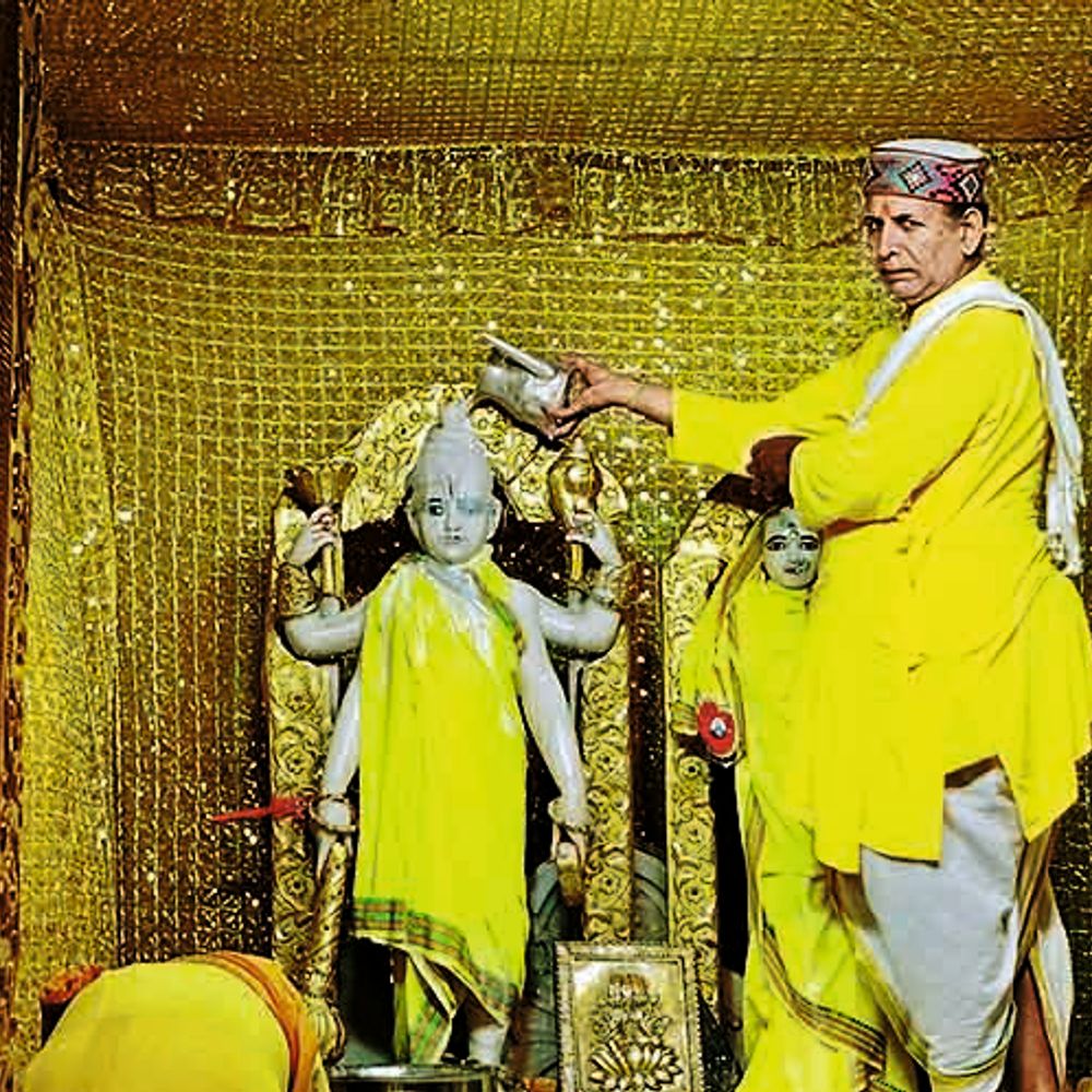 पद्मा एकादशी:केसर, चंदन और गुलाब जल से हुआ श्री ठाकुर जी का स्नान, गूंजे जयकारे