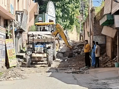 पठानकोट में कंक्रीट की जगह बिछा दी पुरानी टाइलें:ईसानगर-ओल्ड शाहपुर रोड के निर्माण में धांधली, नगर निगम ने काम रोका और ठेकेदार को नोटिस जारी