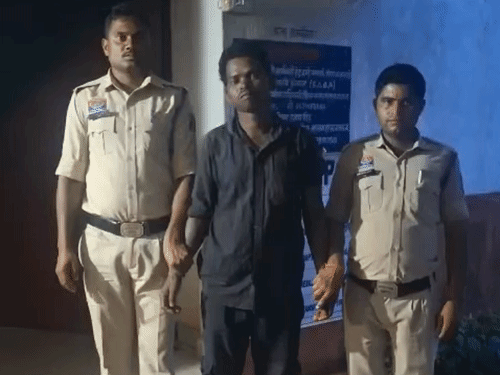 करमा पूजा के बाद युवक पर टांगी से हमला:बलरामपुर में विवाद में गर्दन के नीचे पीठ पर किया वार, आरोपी गिरफ्तार