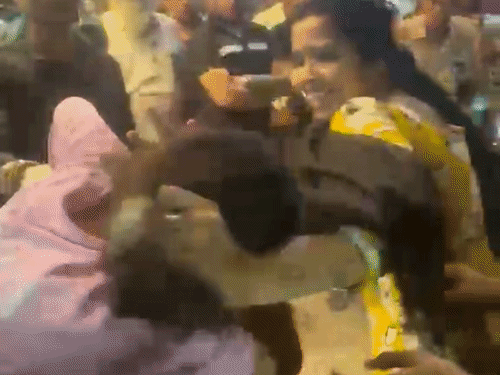 अमृतसर में युवती की सरेआम पिटाई:युवक और महिलाओं ने बाल पकड़कर मारे थप्पड़, गालियां निकालीं, बोले- इसने हमारा फोन चोरी किया