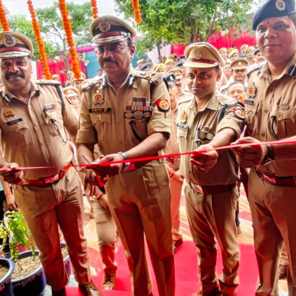 जौनपुर में जीआरपी बैरक का डीजी रेलवे ने किया लोकार्पण:उद्घाटन के बाद पौधारोपण कर जवानों की समस्याएं सुनीं