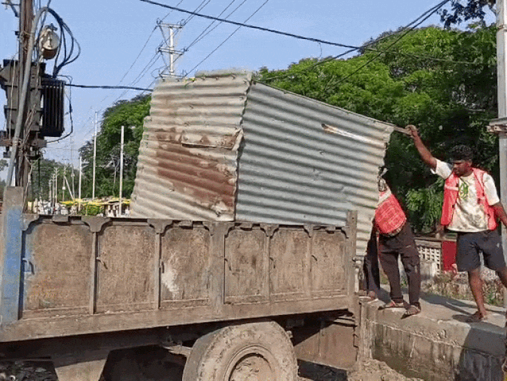 शाजापुर में हाईवे से 1 दुकान हटाई:12 दुकानदारों को दी चेतावनी, 5-5 फीट तक सड़क पर कब्जा किए