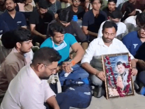 डॉक्टर की मौत के बाद एम्स के रेजिडेंट की हड़ताल:कैंडल मार्च निकाला; बोले- एडमिनिस्ट्रेशन इस मामले में माफी मांगे