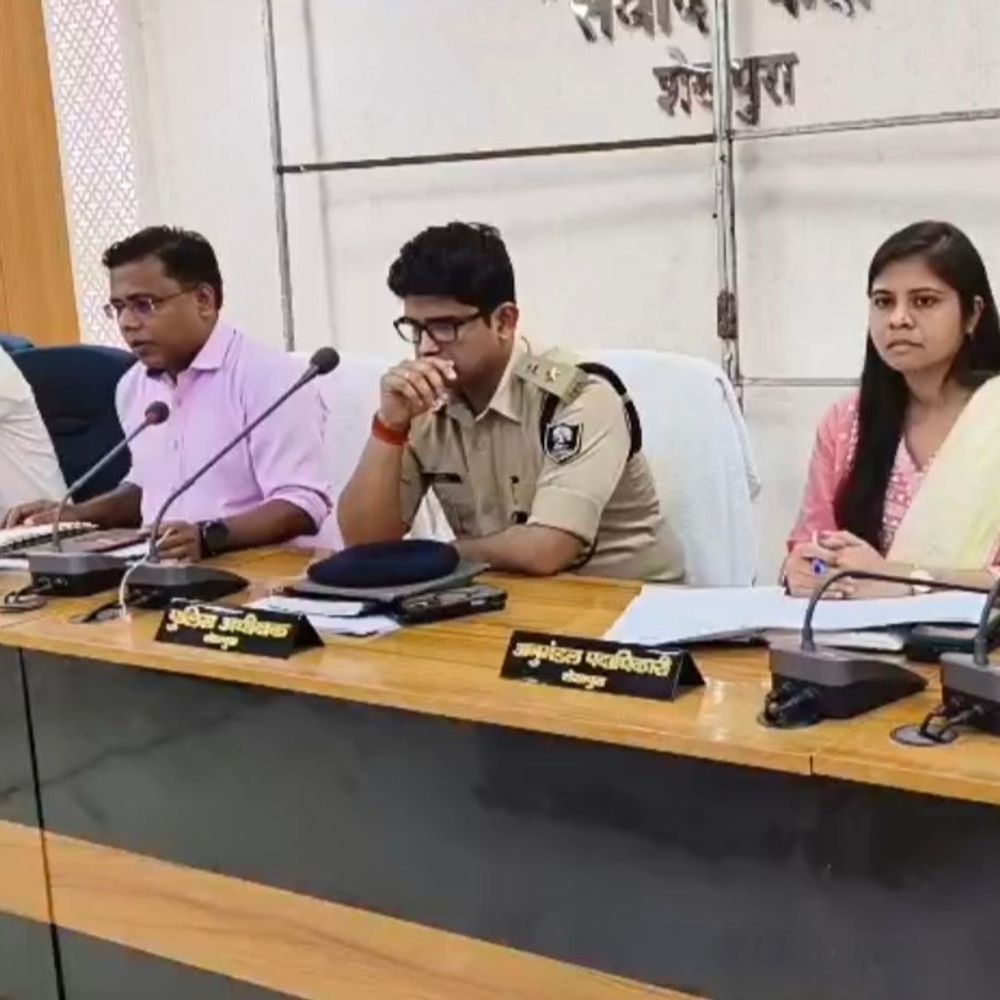 जमीन विवाद और शराबबंदी पर DM-SP ने की रिव्यु मीटिंग:तुरंत निपटारा और शराब माफियाओं पर नकेल कसने के निर्देश दिए