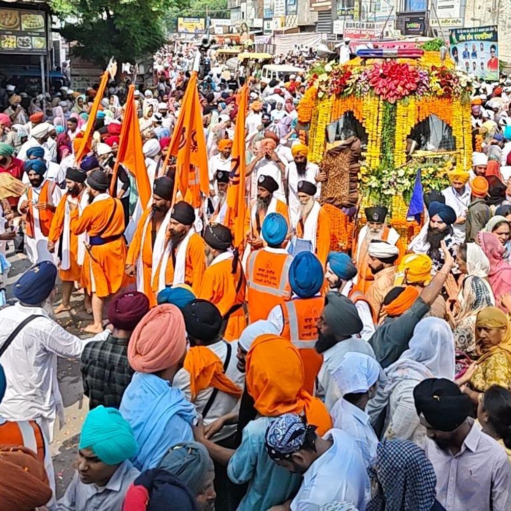 फरीदकोट में नगर कीर्तन में उमड़ी संगत:बाबा फरीद आगमन पर्व के अंतिम दिन भव्य आयोजन; कैबिनेट मंत्री बलजीत कौर भी नतमस्तक
