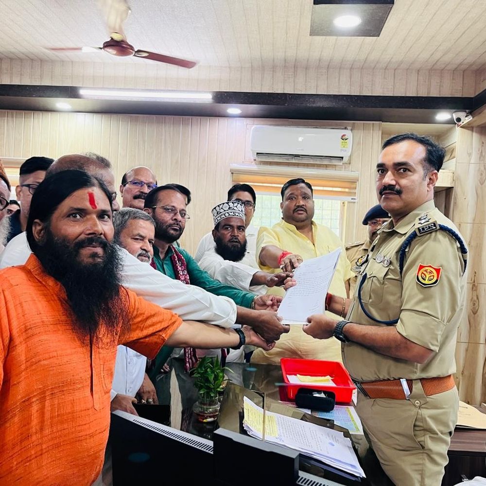 बलरामपुर में शोभायात्राओं पर डीजे बैन की मांग:डीएम-एसपी को सौंपा पत्र, मूर्ति की ऊंचाई 12 फीट तक सीमित करने का भी प्रस्ताव