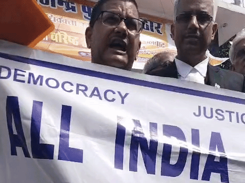 वकील बोले- एडवोकेट प्रोटेक्शन एक्ट लागू हो:प्रयागराज में कई मांगों को लेकर हाईकोर्ट गेट पर प्रदर्शन, विधि एवं न्याय मंत्री को भेजा ज्ञापन