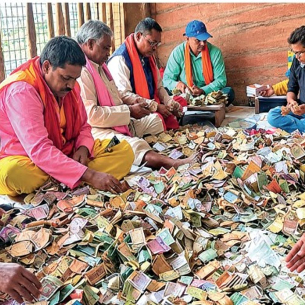 मंदिर की दानपेटी खुली, निकली मन्नत की अर्जी:‘दंतेश्वरी माई कृपा करो... 21 साल से अधूरी हमारी सड़क पूरी करवा दो’