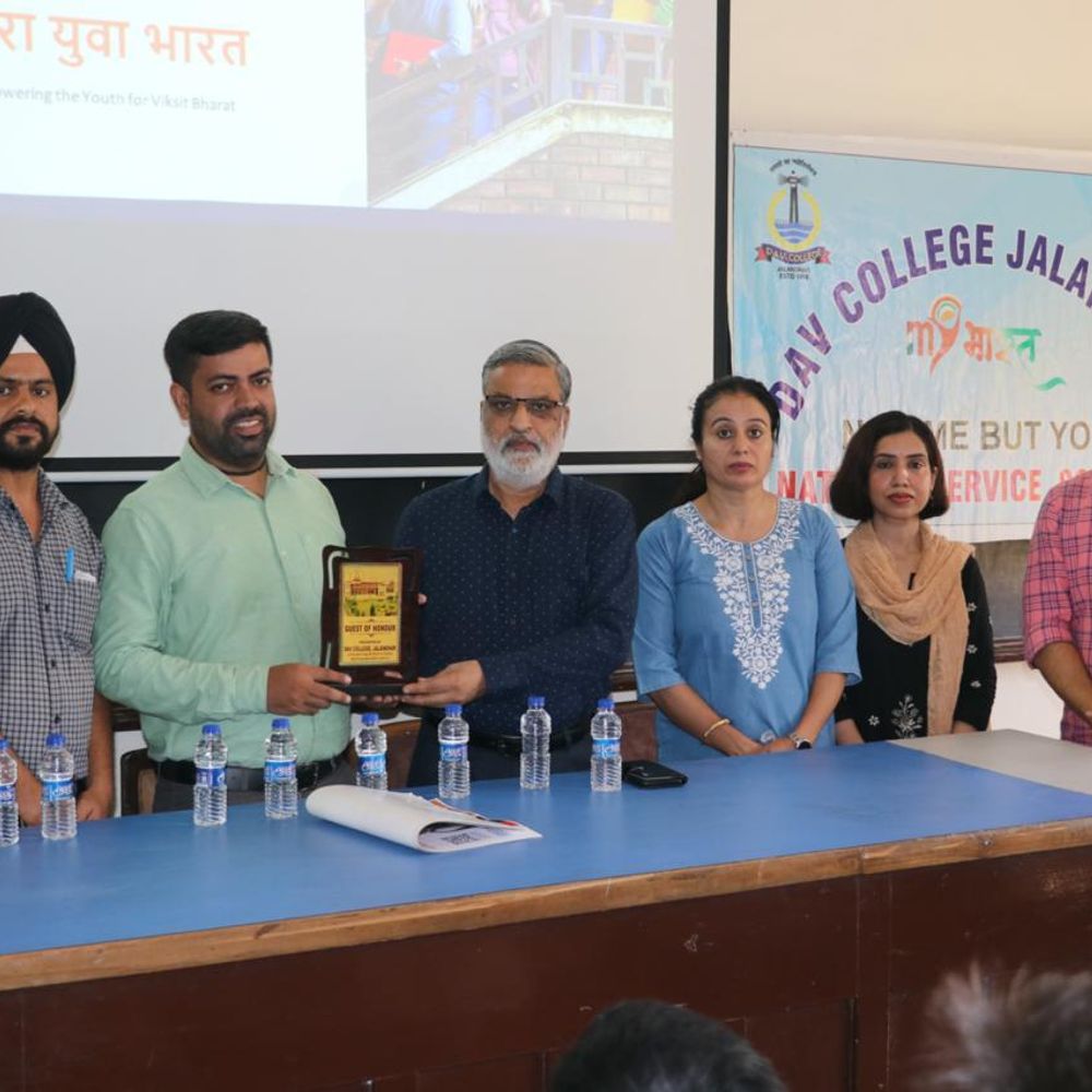 डीएवी कॉलेज में 'विकसित भारत प्रश्नोत्तरी' जागरूकता अभियान चलाया