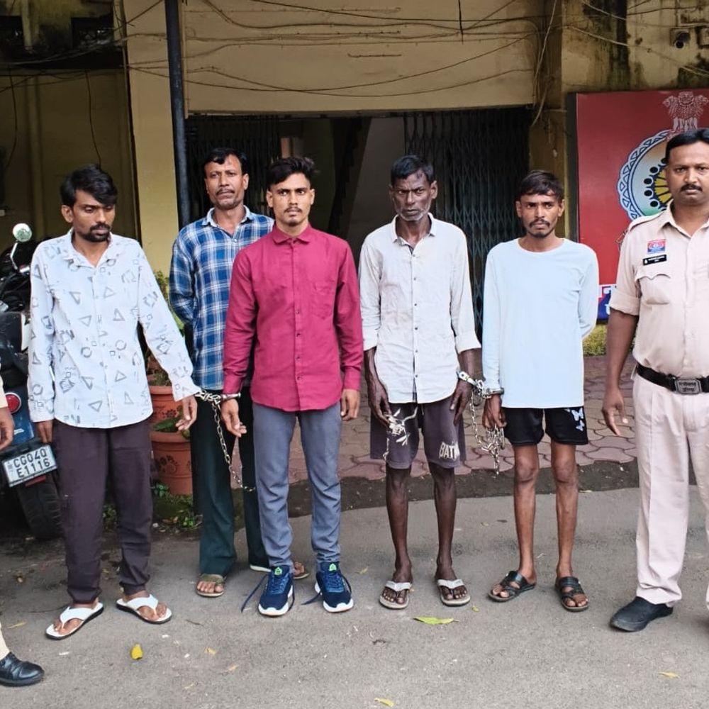 रायपुर में शराब और चाकू लेकर घूमने वालों पर कार्रवाई:एक दर्जन पर कार्रवाई,18.340 लीटर शराब और 4 चाकू बरामद