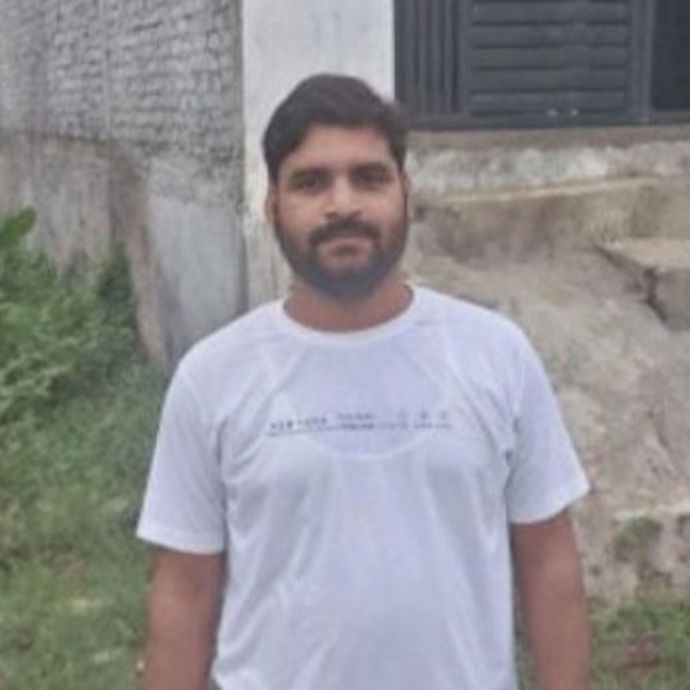 सीतापुर में हिस्ट्रीशीटर का शव झाड़ियों में मिला:गले में दुपट्टा और नशे का इंजेक्शन बरामद