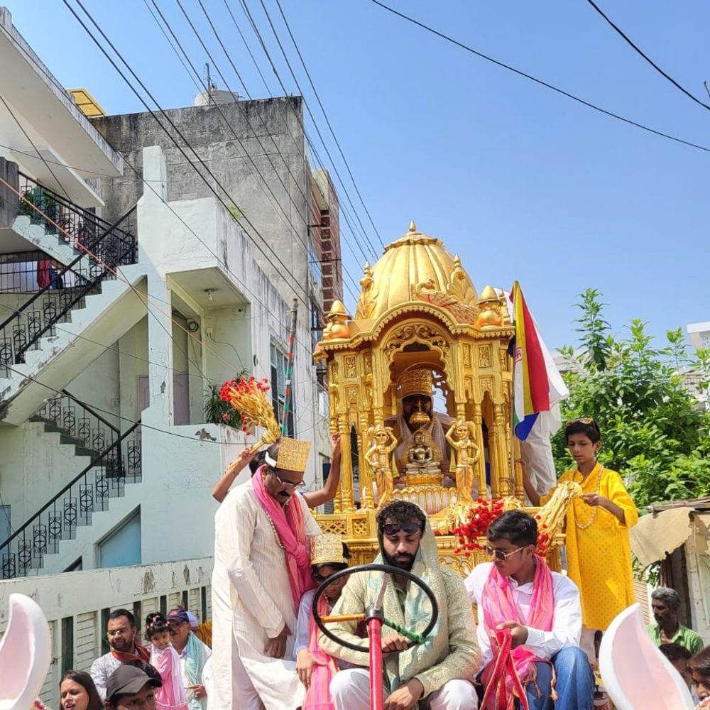 मेरठ में असोड़ा हाउस से निकली 17वीं वार्षिक रथयात्रा:गुलाबी परिधानों में निकली शांतिनाथ भगवान की भव्य रथयात्रा, झांकियों के साथ भजनों पर झूमे श्रद्धालु