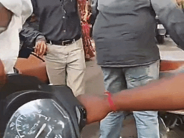 मरीज के परिजन से स्टैंड संचालक ने की अभद्रता:जबलपुर मेडिकल कॉलेज के वाहन स्टैंड पर मांगे 50 रुपए, बोला-UPI नहीं कैश चाहिए